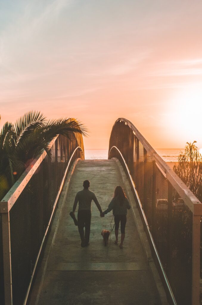 couple_curved_bridge_sunset